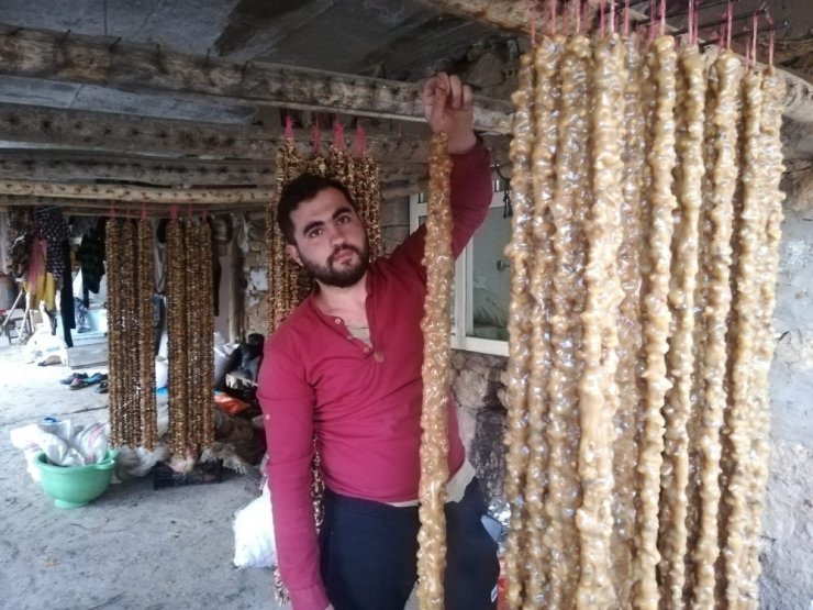 Cevizli sucuk üreticileri evde kalmayı kazanca çeviriyor