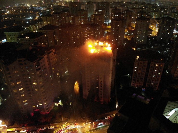Beylikdüzü’nde 15 katlı binanın çatısı alev alev yandı