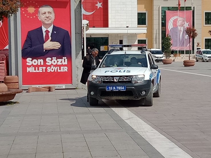 Polis sokakta 65 yaş üstü vatandaş ararken, meydanda sızan 70 yaşındaki adamı buldu