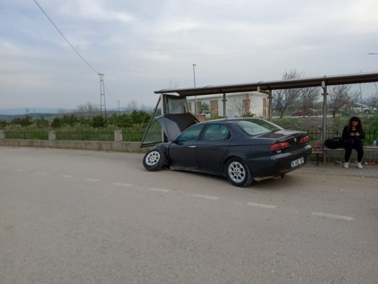 Hızını alamayan alkollü sürücü durağa daldı