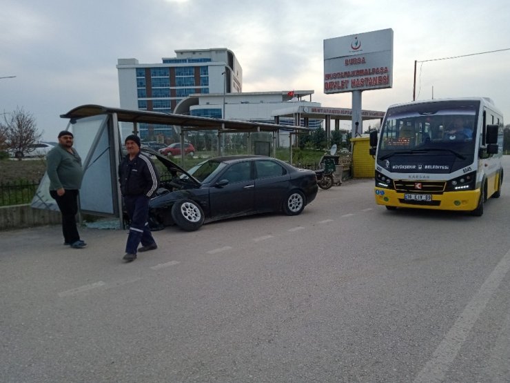 Hızını alamayan alkollü sürücü durağa daldı