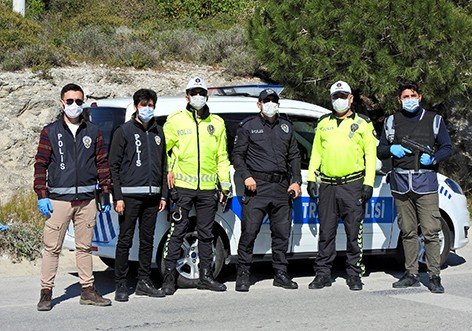 Çeşme polisinden virüs önlemli kontrol