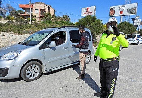 Çeşme polisinden virüs önlemli kontrol