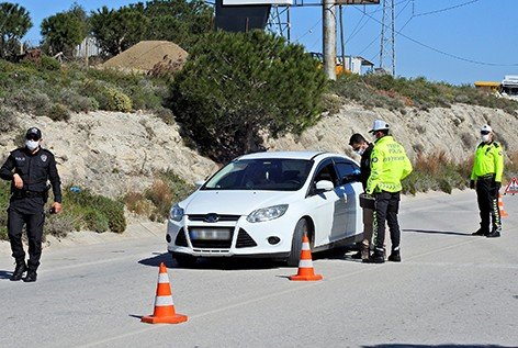 Çeşme polisinden virüs önlemli kontrol
