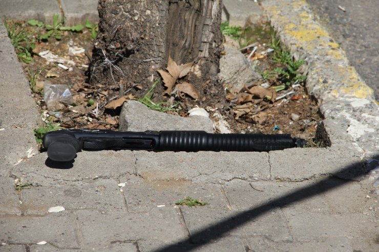 Otobüsten indirip kurşun yağdırdı, kurşunu bitince dipçikle saldırdı
