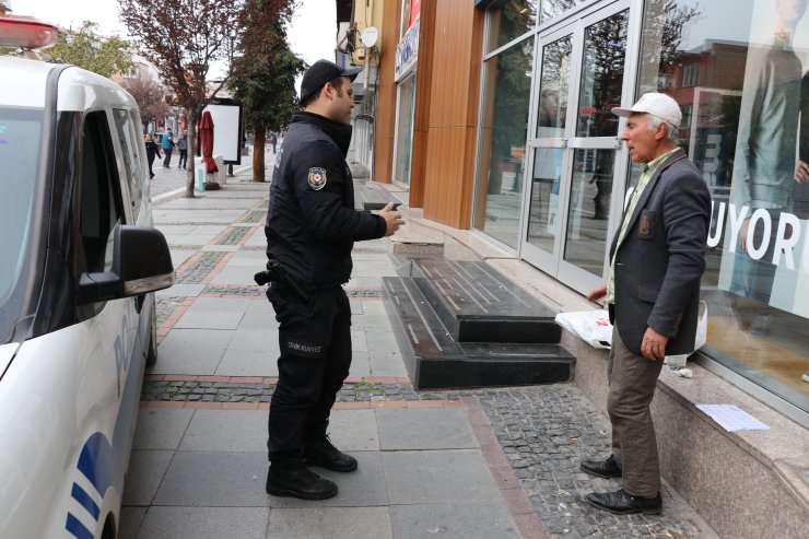 Edirne'de sokakta gezen 65 yaş üstü vatandaşlar uyarılarak evlerine gönderildi