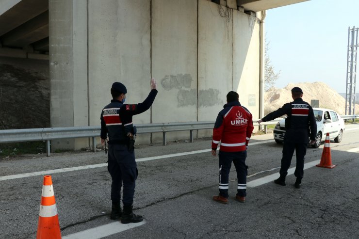 Edirne'ye kara yoluyla gelen şoför ve yolcuların ateşi ölçülüyor