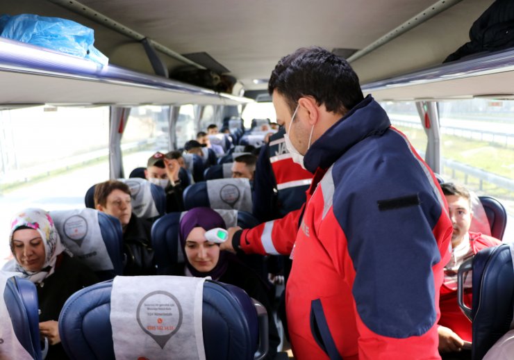 Edirne'ye kara yoluyla gelen şoför ve yolcuların ateşi ölçülüyor