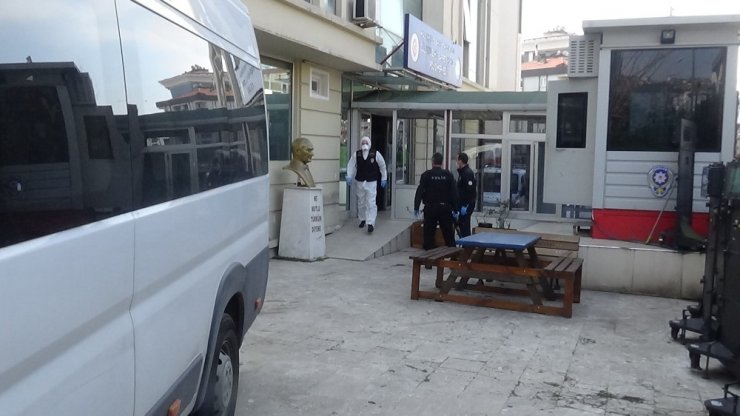 Hastanede güvenlikçileri bıçaklayan şahıs beyaz tulum ve maske ile adliyeye sevk edildi
