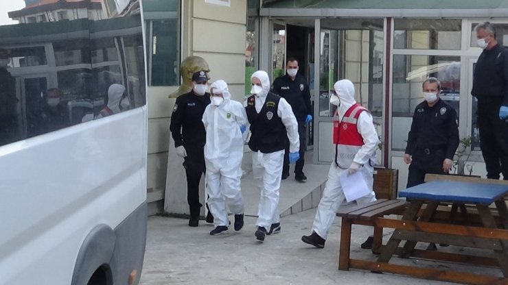 Hastanede güvenlikçileri bıçaklayan şahıs beyaz tulum ve maske ile adliyeye sevk edildi