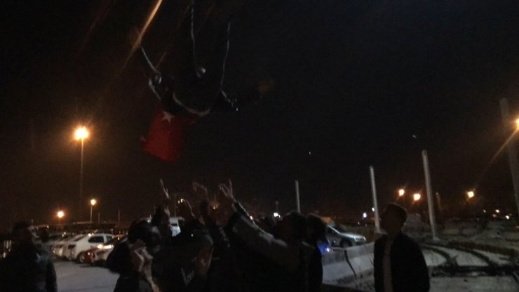Asker uğurlaması otogar dışında devam etti