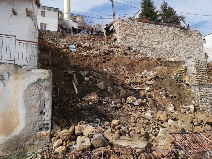 Karaman’da istinat duvarı çöktü