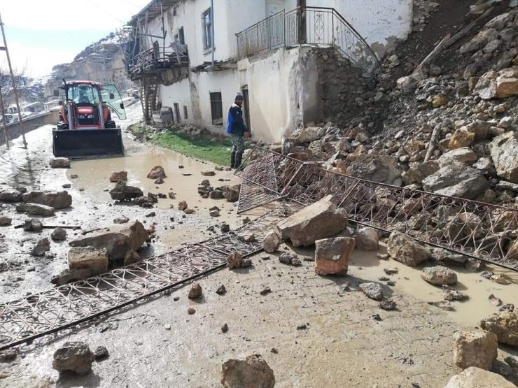 Karaman’da istinat duvarı çöktü