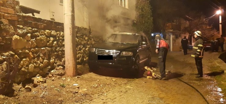 Park halindeki araçta çıkan yangını itfaiye söndürdü