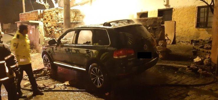 Park halindeki araçta çıkan yangını itfaiye söndürdü