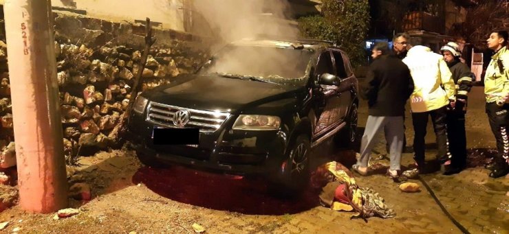 Park halindeki araçta çıkan yangını itfaiye söndürdü