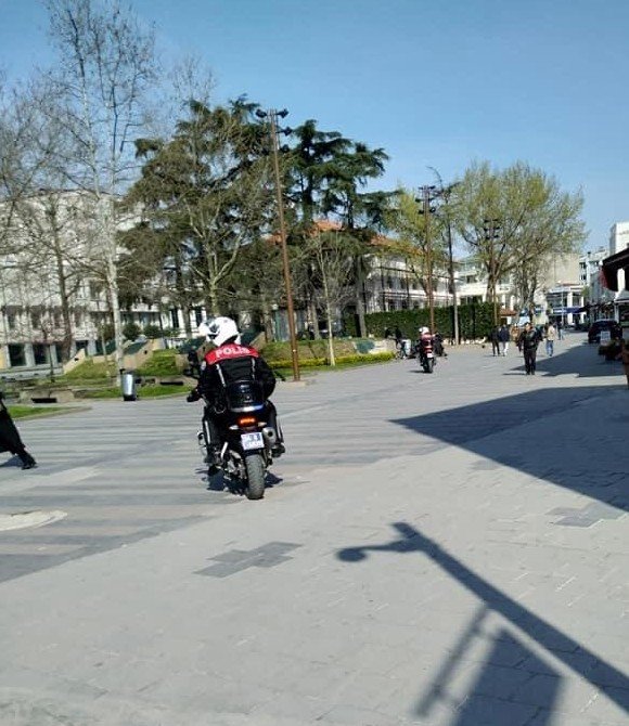 Dışarıya çıkan 65 yaş üstü vatandaşlar polis ekiplerince uyarıldı
