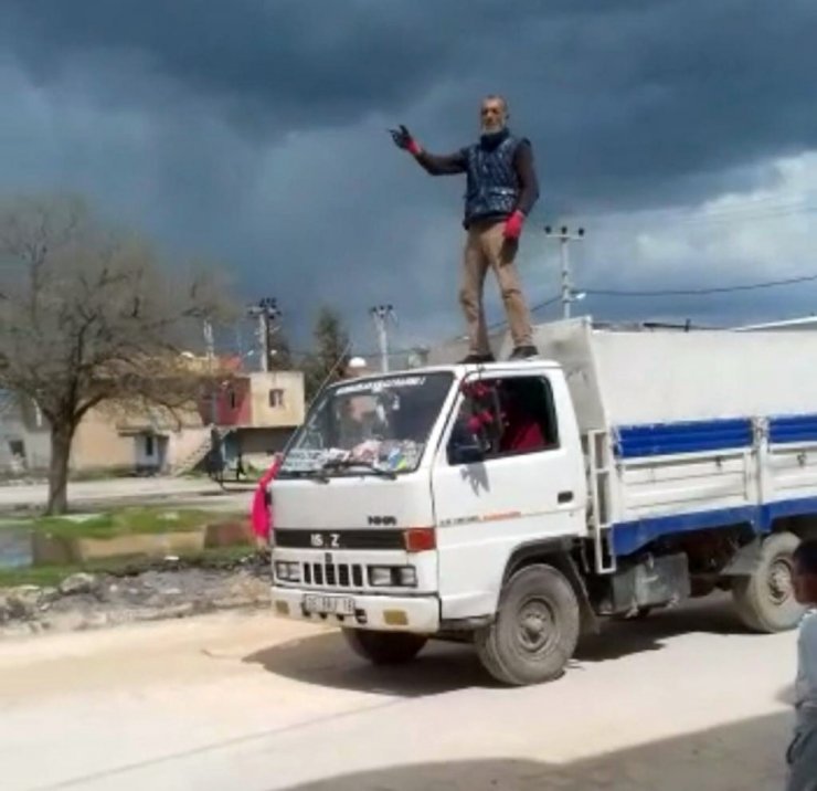 Seyir halindeki kamyoneti kullanmayı bırakıp üstüne çıktı
