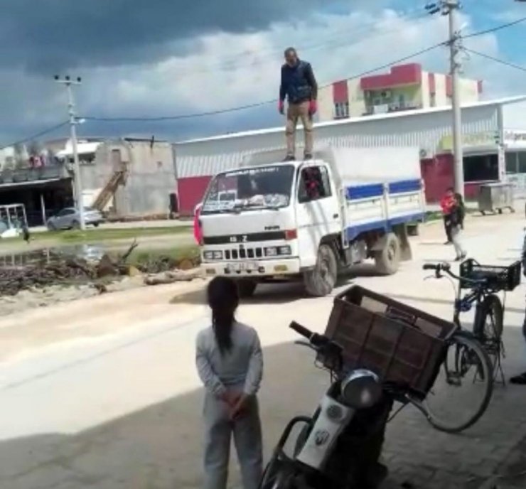 Seyir halindeki kamyoneti kullanmayı bırakıp üstüne çıktı