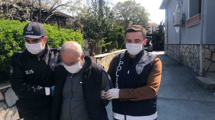 Korona virüsü bahane edip yaşlı adama kolonya uzatarak gasp eden şahıs kamerada