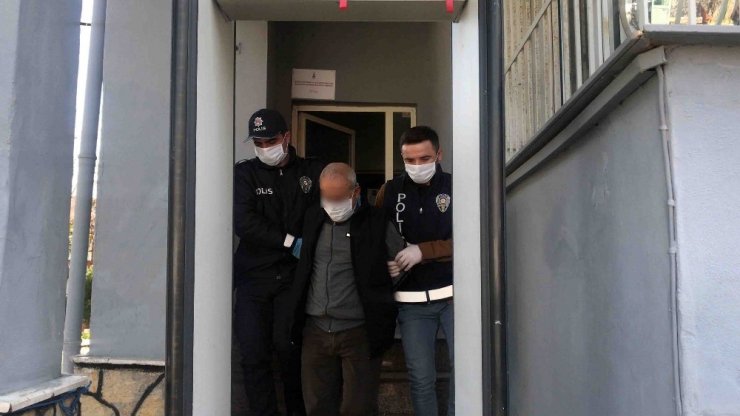 Korona virüsü bahane edip yaşlı adama kolonya uzatarak gasp eden şahıs kamerada