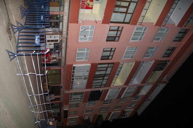 Rize’de taşıyıcı kolanları zarar gören 10 katlı bina tahliye edildi