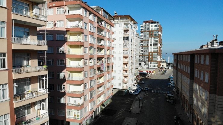 Rize’de tahliye edilen 10 katlı bina havadan görüntülendi