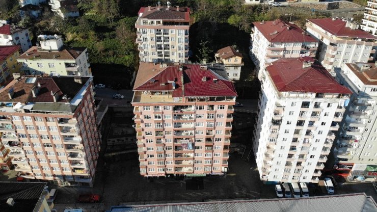 Rize’de tahliye edilen 10 katlı bina havadan görüntülendi