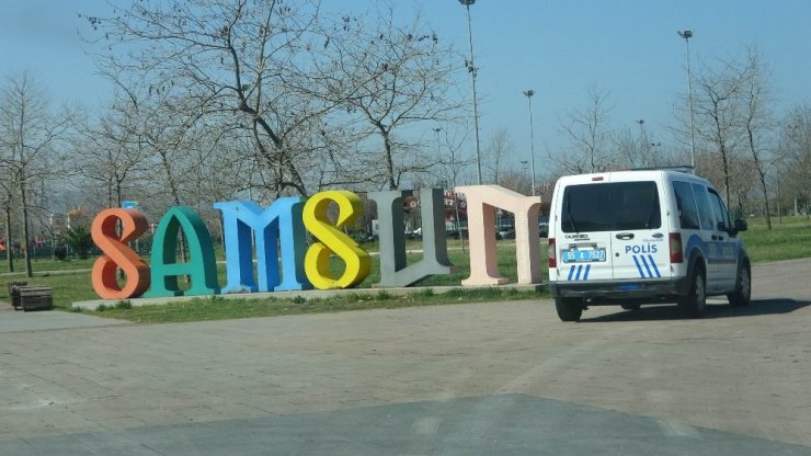 Samsun’da polis sokağa çıkması yasak olan 65 yaş üstü vatandaşları evine gönderdi