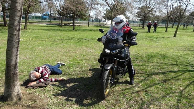 Samsun’da polis sokağa çıkması yasak olan 65 yaş üstü vatandaşları evine gönderdi