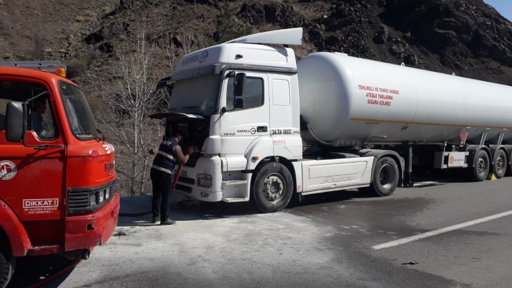 Sivas'ta seyir halindeki LPG yüklü tırın motor kısmında yangın çıktı