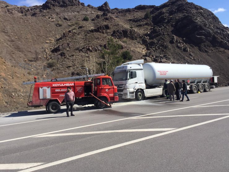 Sivas'ta seyir halindeki LPG yüklü tırın motor kısmında yangın çıktı