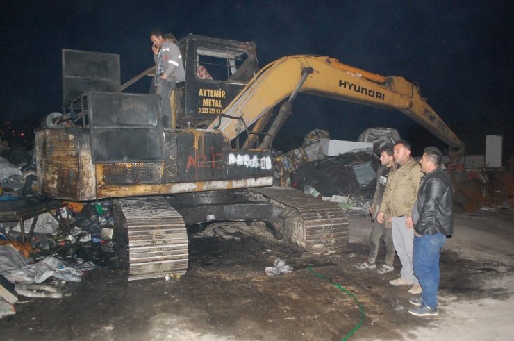 Tekirdağ’da iş makinesi yandı