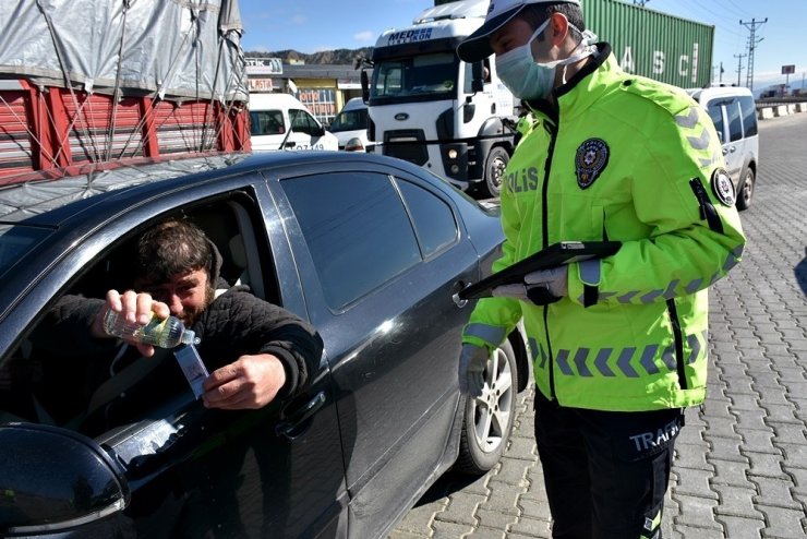 Sürücüler, polis ve jandarmadan kimliklerini kolonyayla temizleyerek aldı