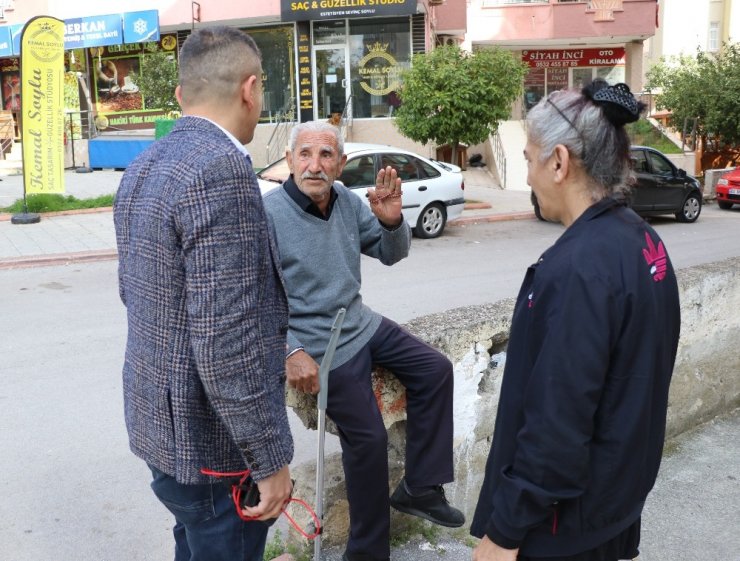 Eve gitmemek için bastonuyla direndi