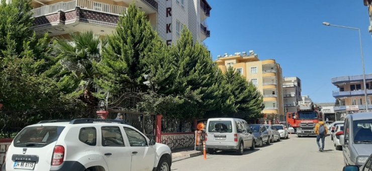 Balkondan kendisini sarkıtan çocuk için ekipler seferber oldu