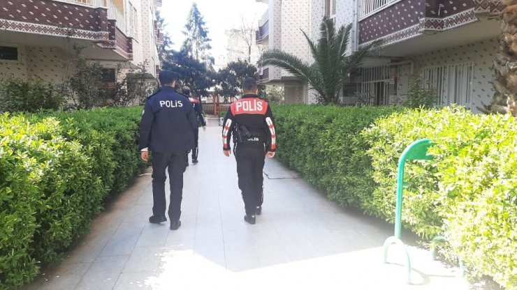 Balkondan kendisini sarkıtan çocuk için ekipler seferber oldu