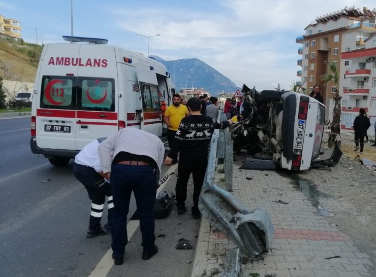 Alanya’da feci kazada baba öldü, oğlu yaralandı