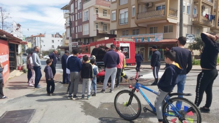 Yanan araca çeşme hortumuyla müdahale ettiler