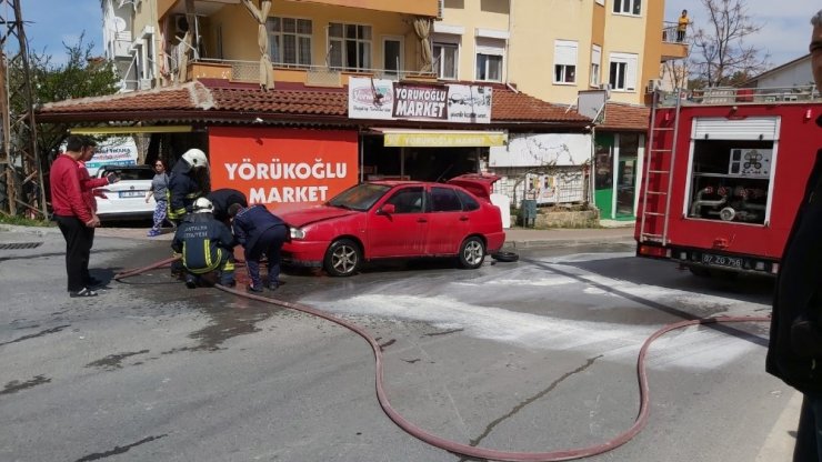 Yanan araca çeşme hortumuyla müdahale ettiler