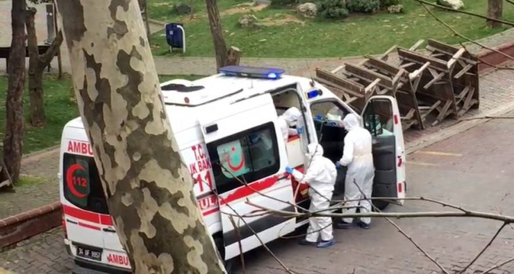 Sağlık ekipleri şüpheli vak’aya müdahale etti, evde kalması gereken çocuklar o anları izledi