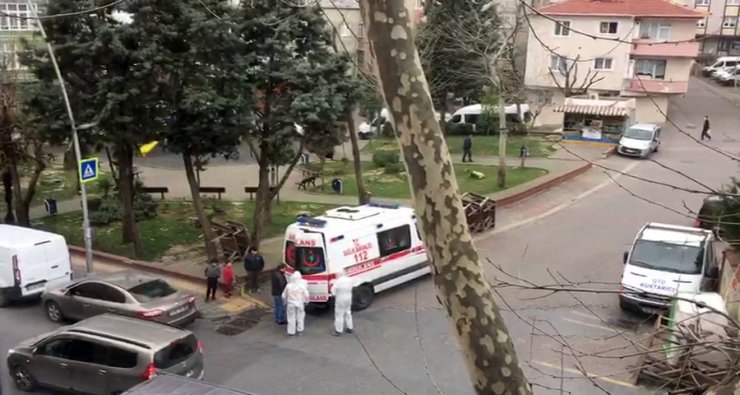 Sağlık ekipleri şüpheli vak’aya müdahale etti, evde kalması gereken çocuklar o anları izledi