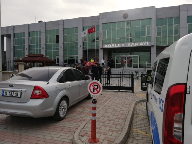 Adliye önünde silahlı kavga: 3 yaralı