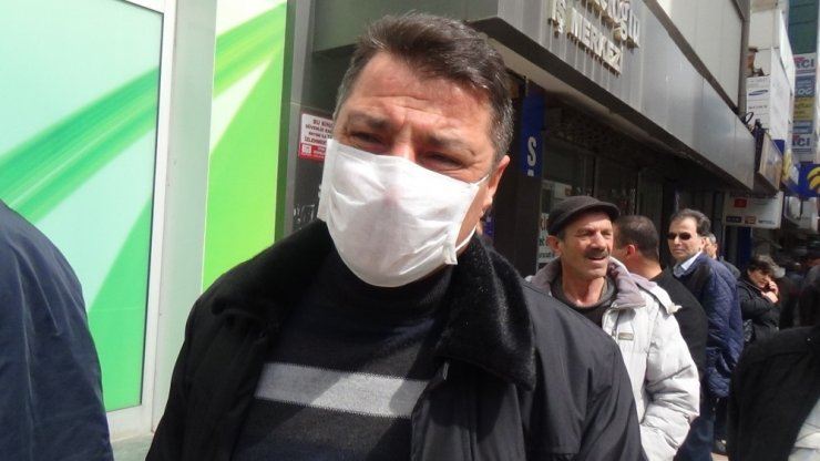 Banka önlerinde metrelerce kuyruk oluştu