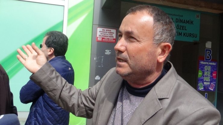 Banka önlerinde metrelerce kuyruk oluştu
