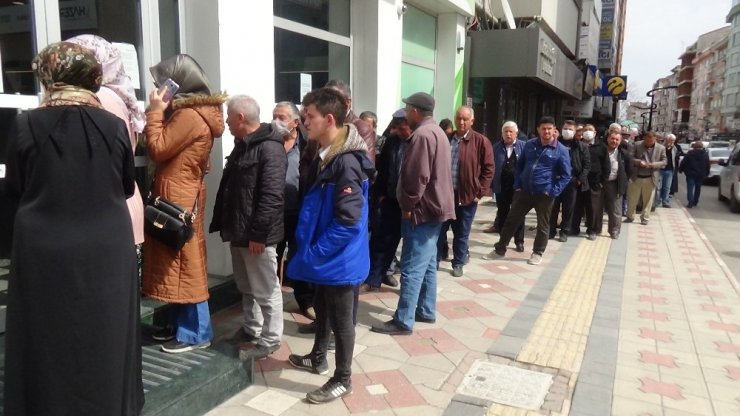 Banka önlerinde metrelerce kuyruk oluştu