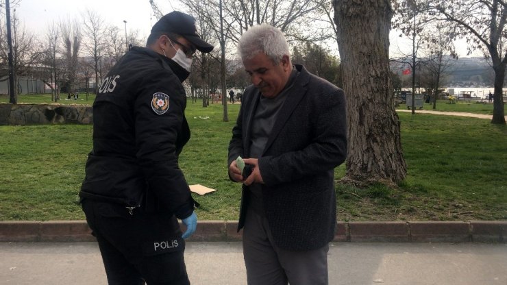 İstanbul’da yasağa uymayan yaşlılar ilginç görüntüler oluşturdu