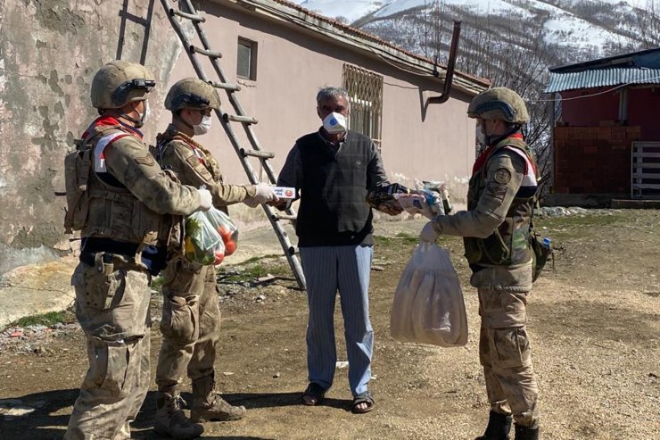 Elazığ'da jandarma, koronavirüse karşı yaşlı ve hastalara yardım eli uzatıyor