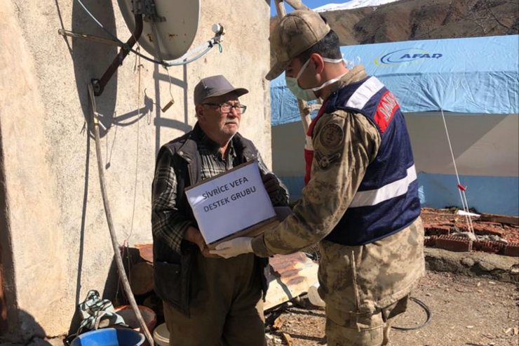 Elazığ'da jandarma, koronavirüse karşı yaşlı ve hastalara yardım eli uzatıyor