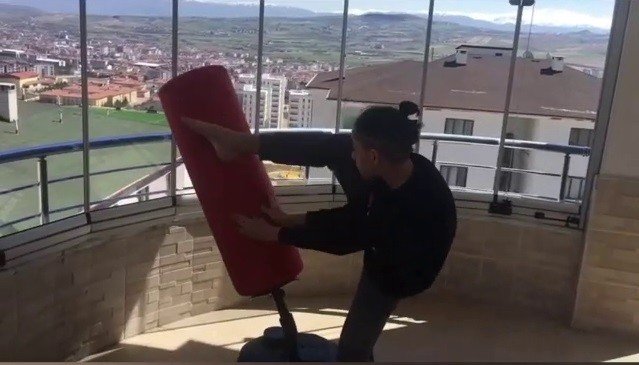 Korona virüs tedbirlerine “Evde kalıyorum spor yapıyorum” videolarıyla destek